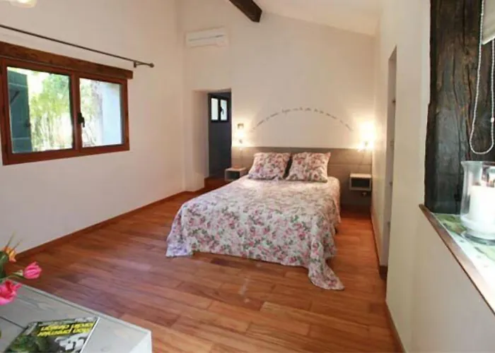 Alojamento de Acomodação e Pequeno-almoço Mas De L'ermitage 4*